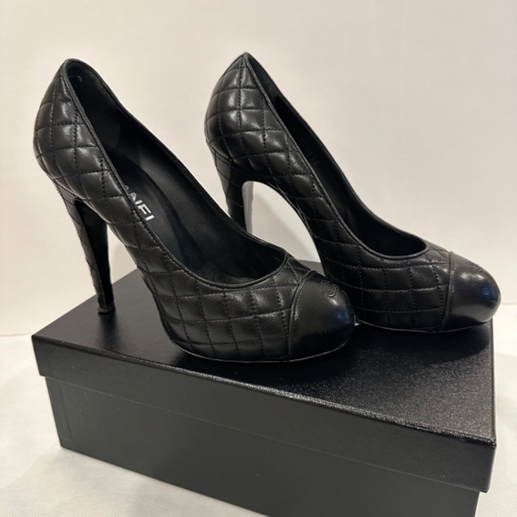 CHANEL ESCARPINS SIGNATURE BLACK QUILTED CAP TOE LEATHER HEELS IN BLACK - Picture 2 of 6